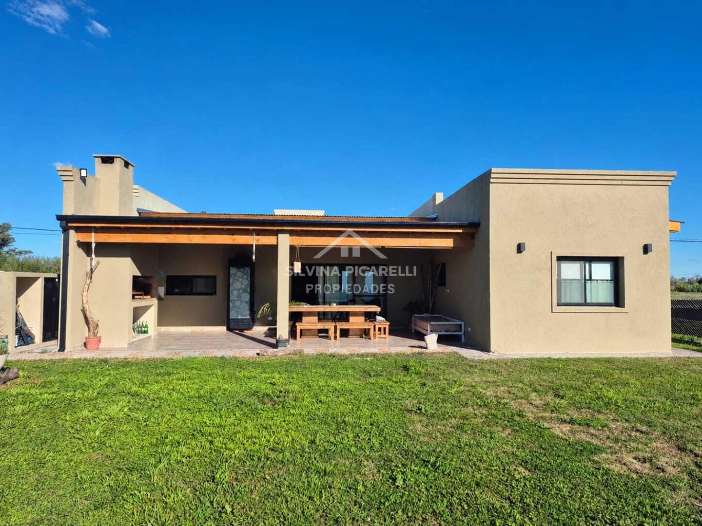 MODERNA CASA CON TRES DORMITORIOS - PILETA Y GALERIA - SAKURA II 400