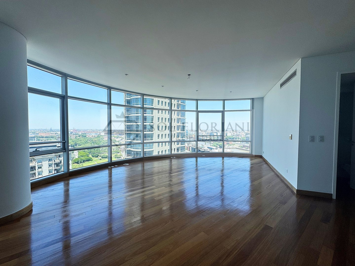 Av. Azucena Villaflor 400