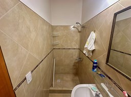 BAÑO CON DUCHA