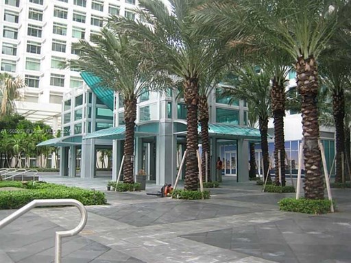 Brickell Ave 900