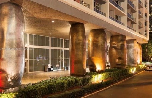 Brickell Ave 400