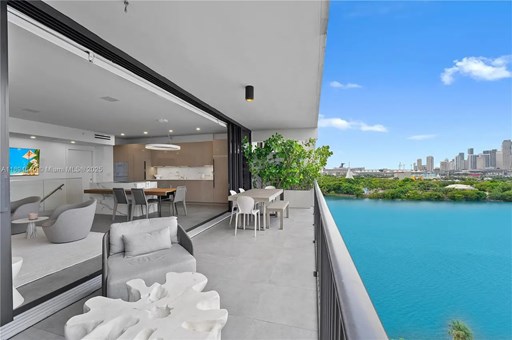 1000 Venetian Way 1000