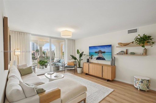 19701 E Country 19700