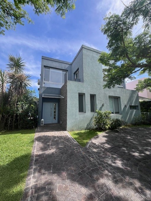 Los Lagos (amoblada) 200