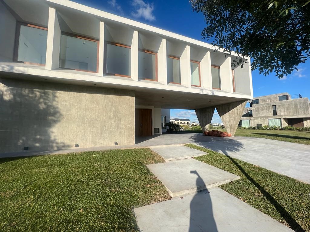 AMT. Venta Casa 5 Amb a La Laguna Barrio Virazón Nordelta Tigre