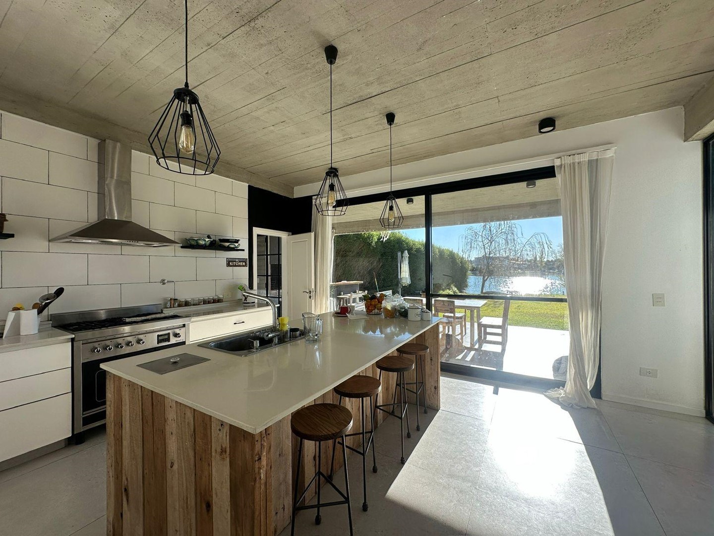 8042203_35225286160493238189531043905742529862529294297846574367080012358771984977522.jpg