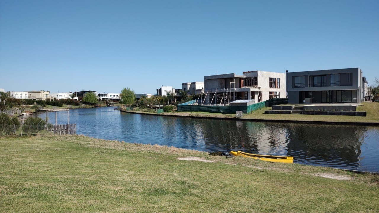 LOTE AL AGUA - VISTAS - PUERTOS DEL LAGO 5000