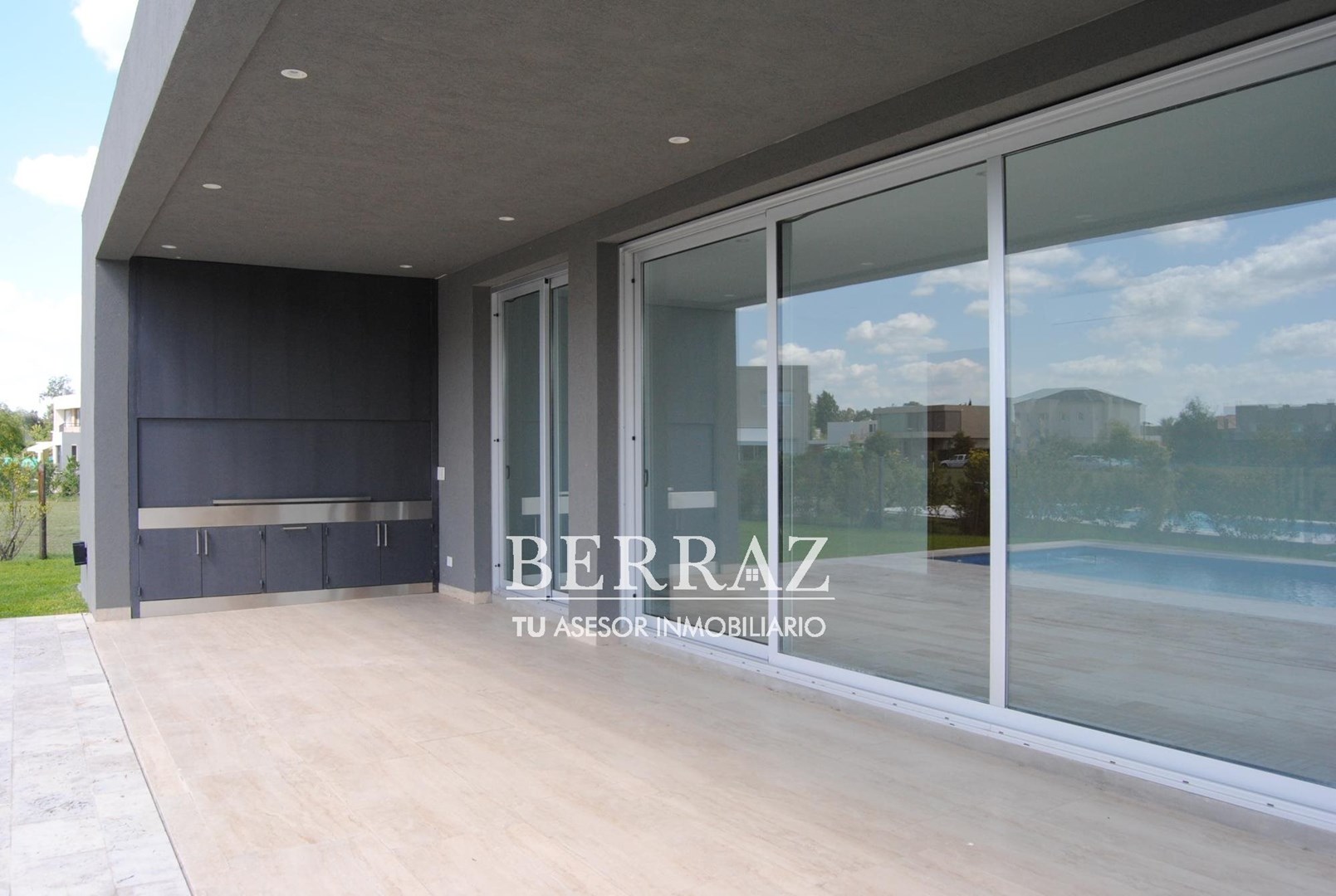 Casa venta 8 ambientes de estilo racionalista moderna en Ayres Plaza Pilar lote de 630 m2