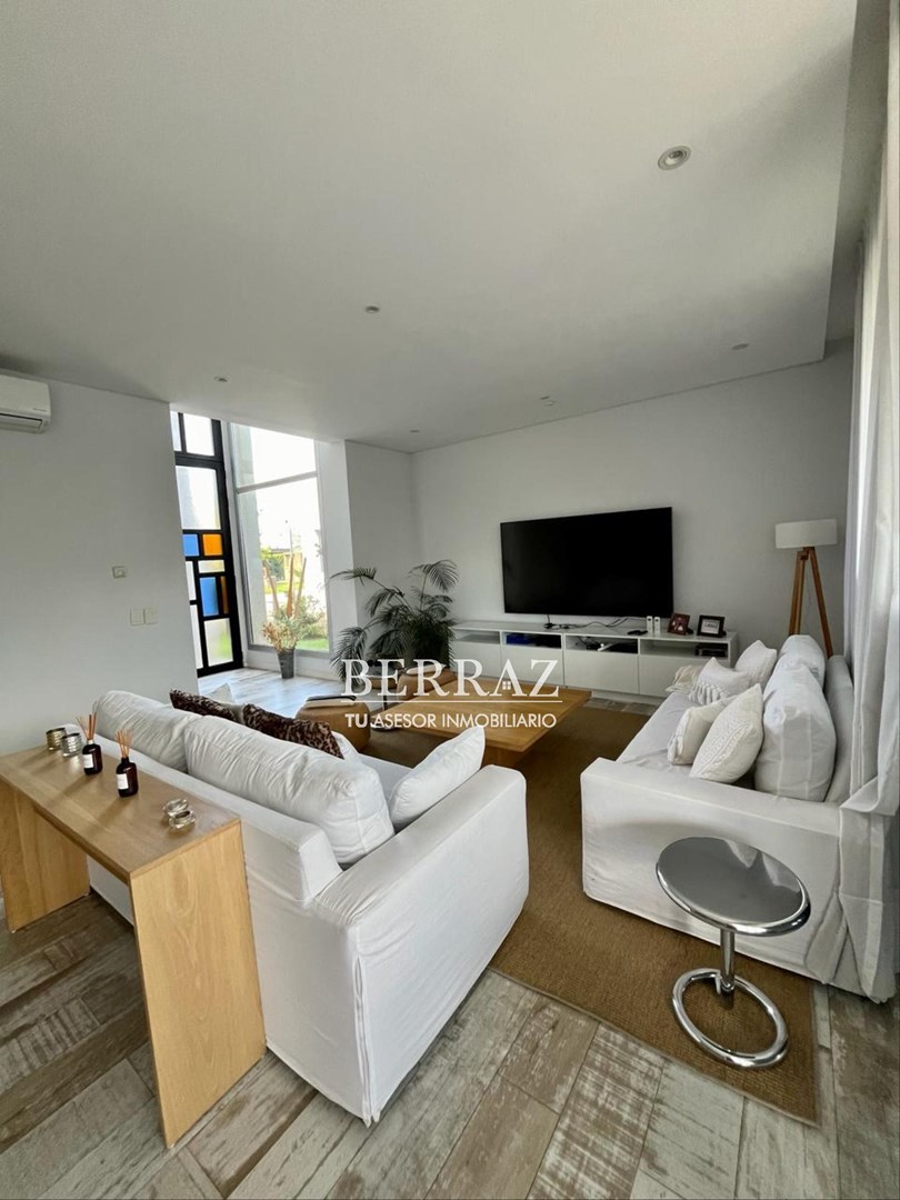 Casa venta 8 ambientes de estilo racionalista moderna en Ayres Plaza Pilar lote de 630 m2