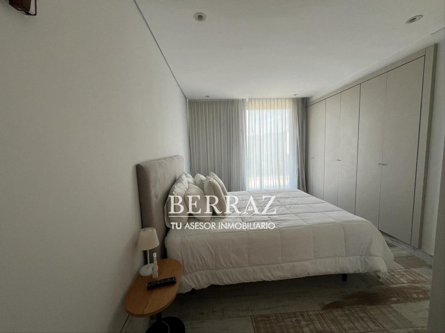 Casa venta 8 ambientes de estilo racionalista moderna en Ayres Plaza Pilar lote de 630 m2