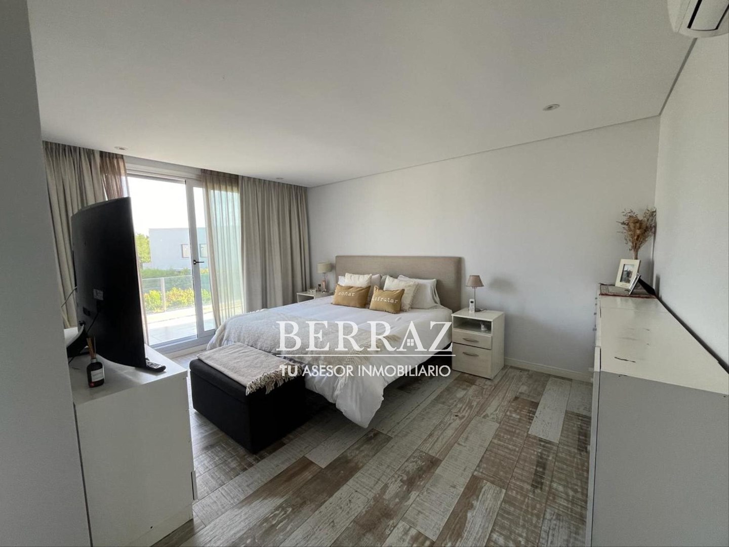 Casa venta 8 ambientes de estilo racionalista moderna en Ayres Plaza Pilar lote de 630 m2