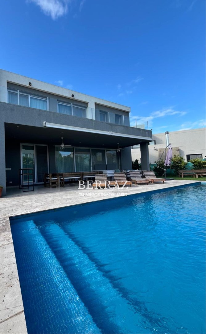 Casa venta 8 ambientes de estilo racionalista moderna en Ayres Plaza Pilar lote de 630 m2