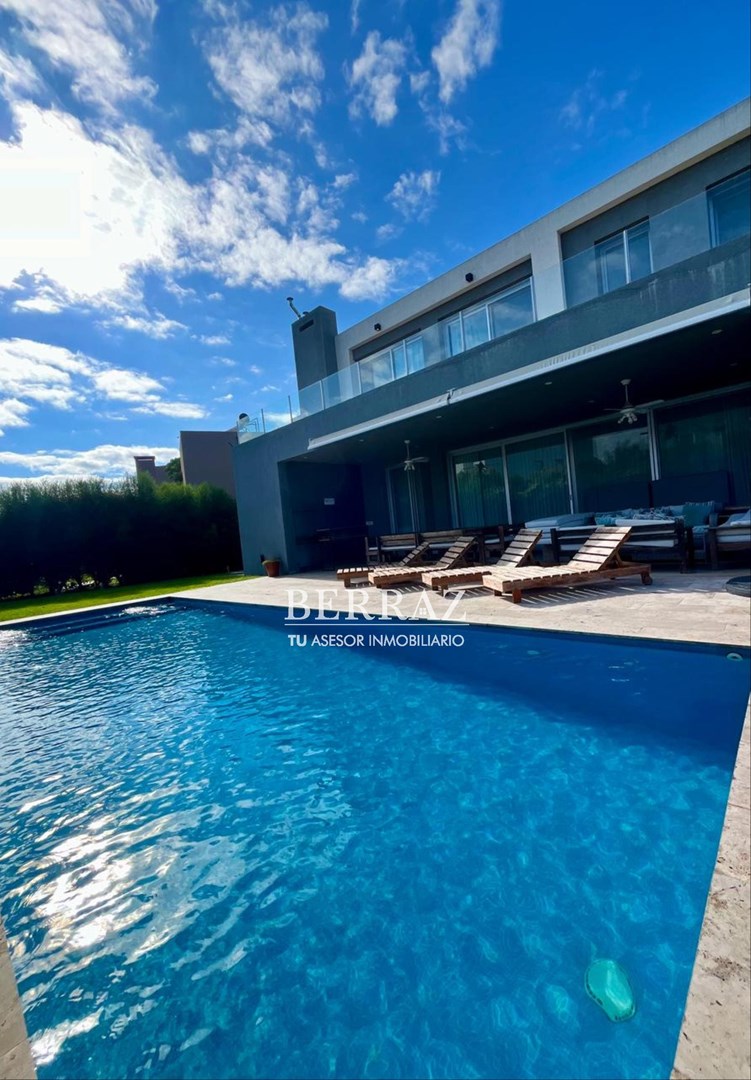 Casa venta 8 ambientes de estilo racionalista moderna en Ayres Plaza Pilar lote de 630 m2