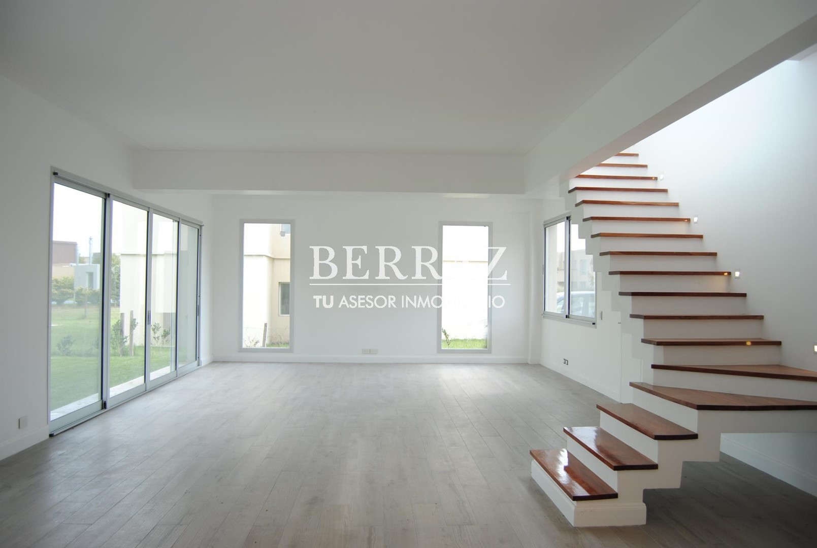 Casa venta estilo racionalista en barrio Ayres Plaza Pilar