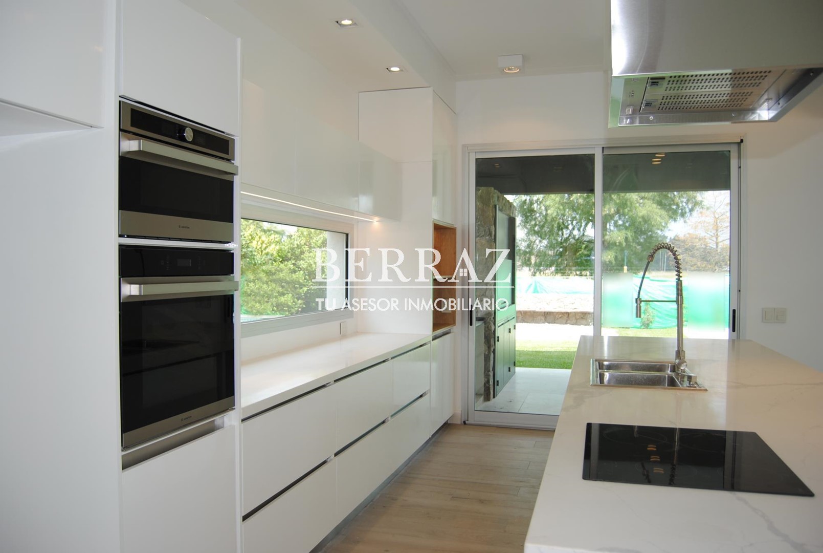 Casa venta estilo racionalista en barrio Ayres Plaza Pilar