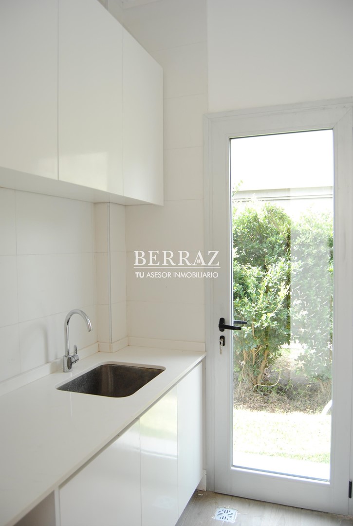 Casa venta estilo racionalista en barrio Ayres Plaza Pilar