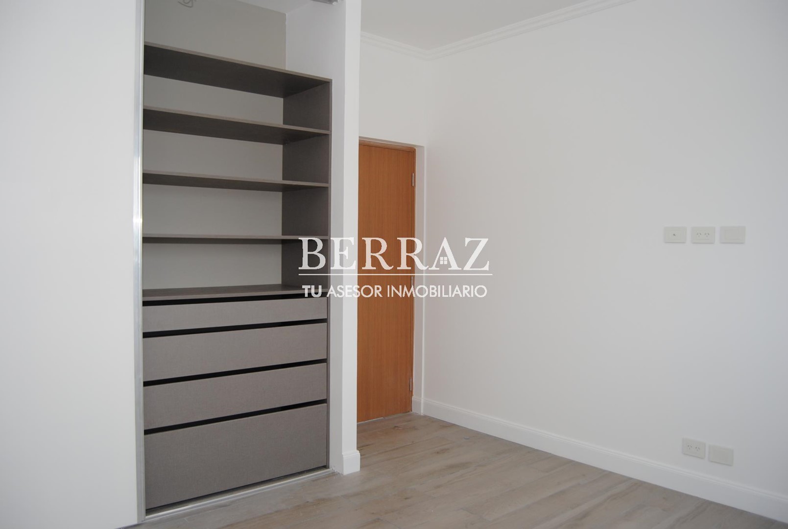 Casa venta estilo racionalista en barrio Ayres Plaza Pilar