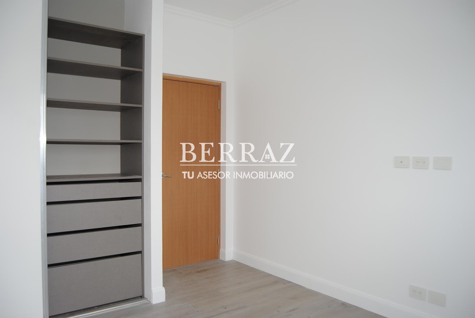 Casa venta estilo racionalista en barrio Ayres Plaza Pilar