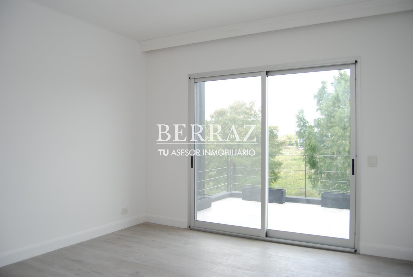 Casa venta estilo racionalista en barrio Ayres Plaza Pilar