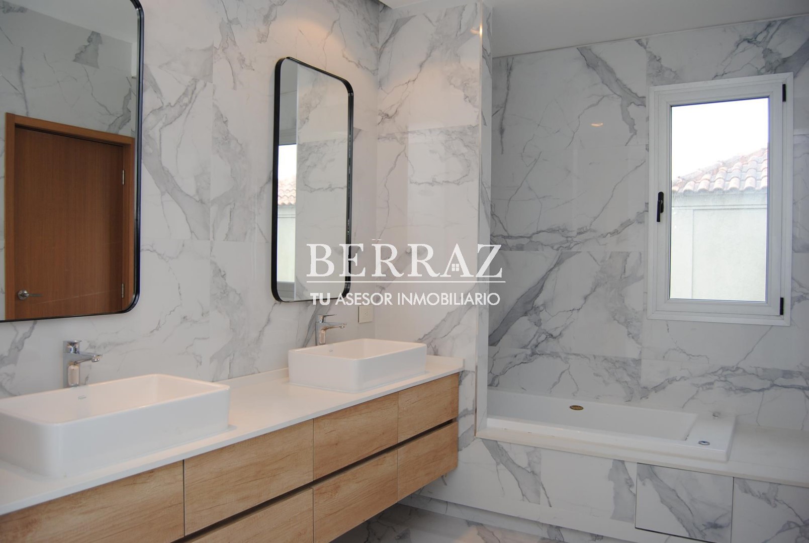 Casa venta estilo racionalista en barrio Ayres Plaza Pilar