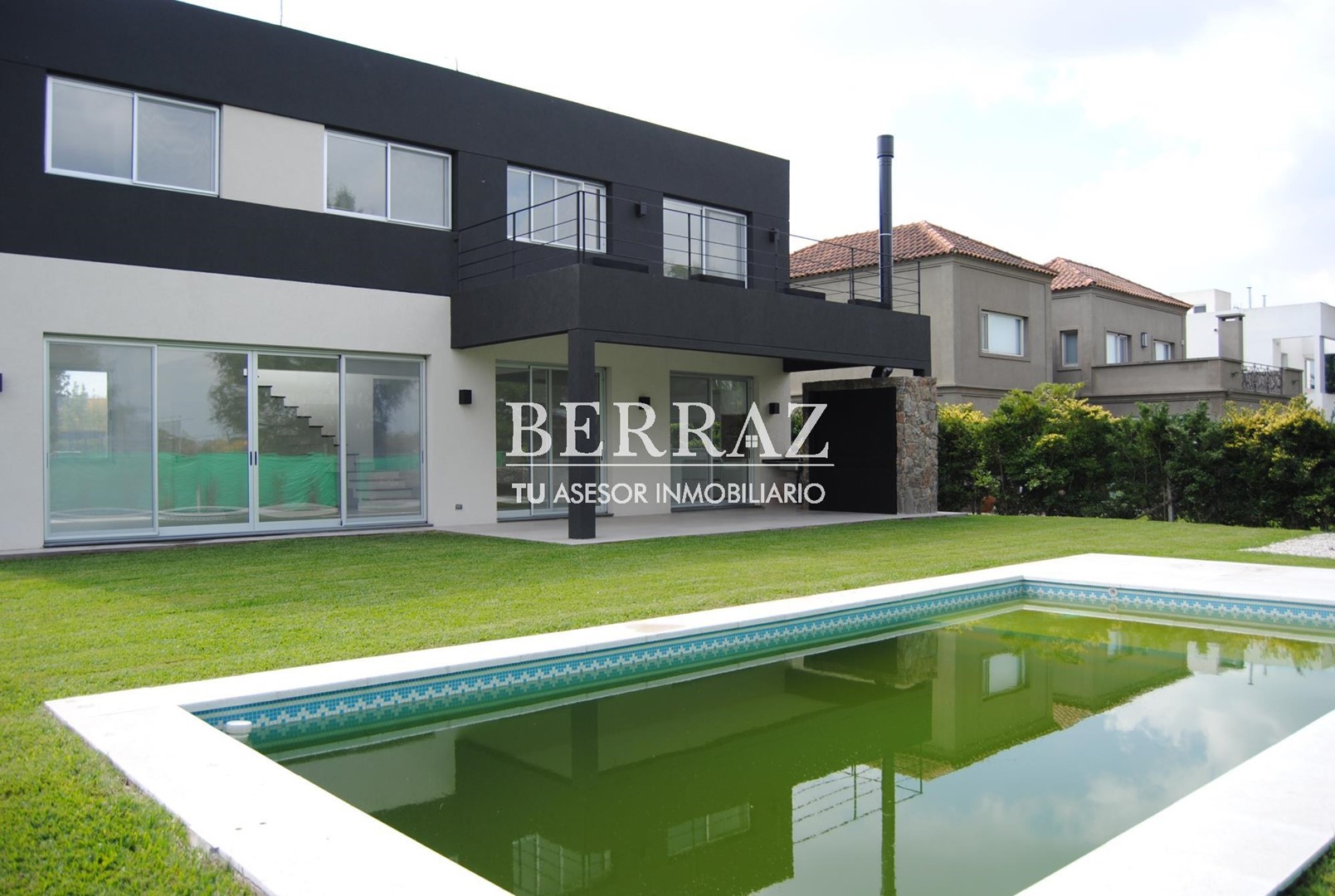Casa venta estilo racionalista en barrio Ayres Plaza Pilar