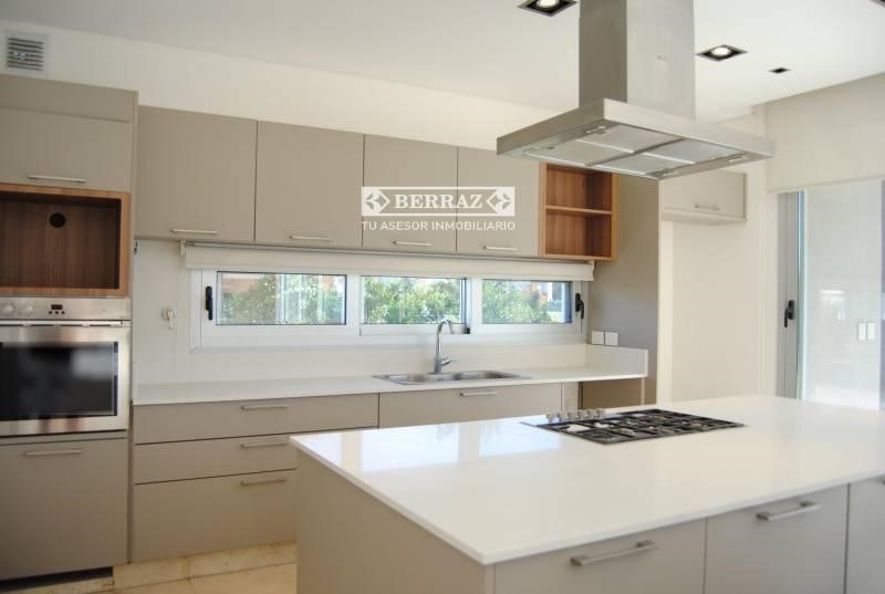 Casa en venta 4 ambientes en barrio Ayres Plaza lote de 608 m2