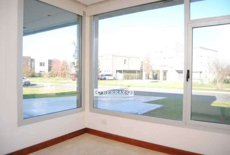 Casa en venta 4 ambientes en barrio Ayres Plaza lote de 608 m2