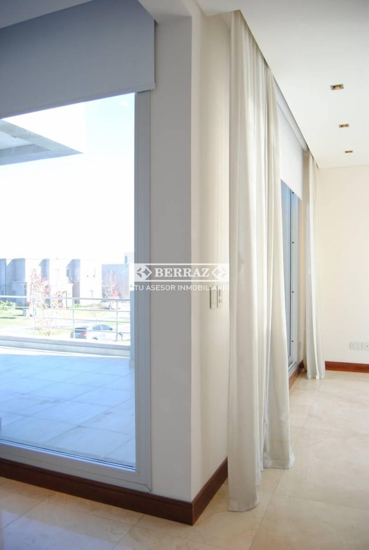 Casa en venta 4 ambientes en barrio Ayres Plaza lote de 608 m2