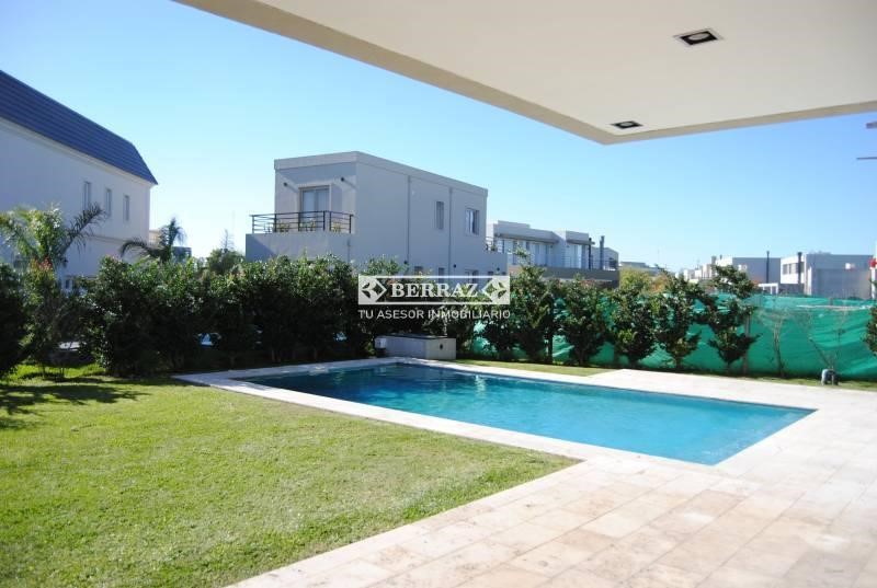 Casa en venta 4 ambientes en barrio Ayres Plaza lote de 608 m2