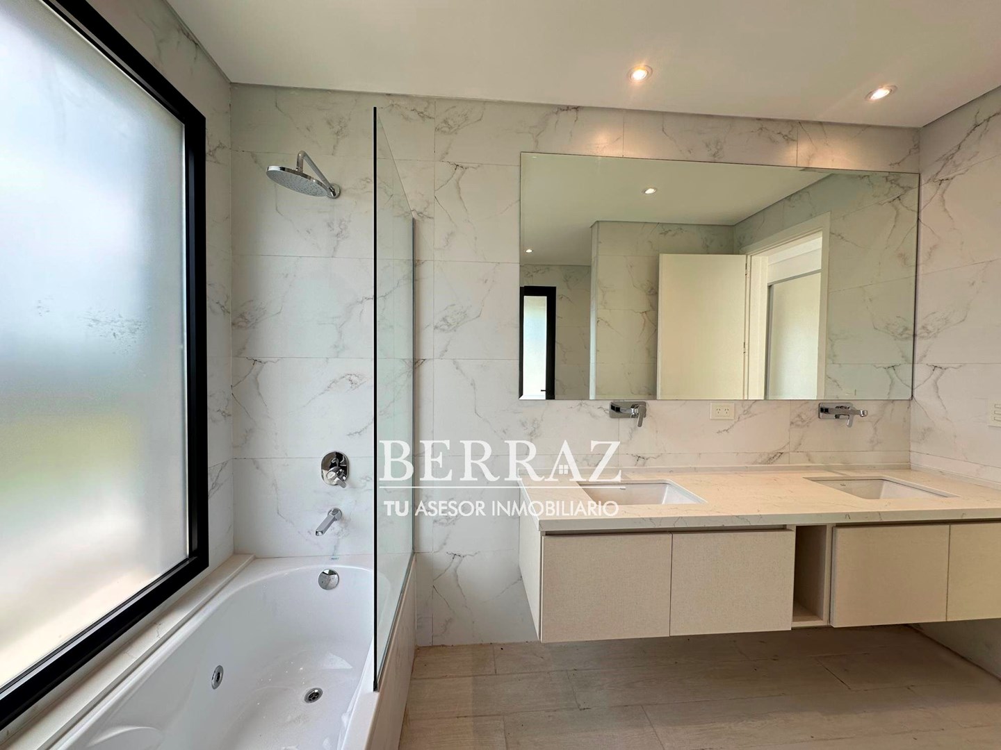 Casa venta 5 ambientes en 2 Plantas en La Calesa Pilará lote de 809 m2