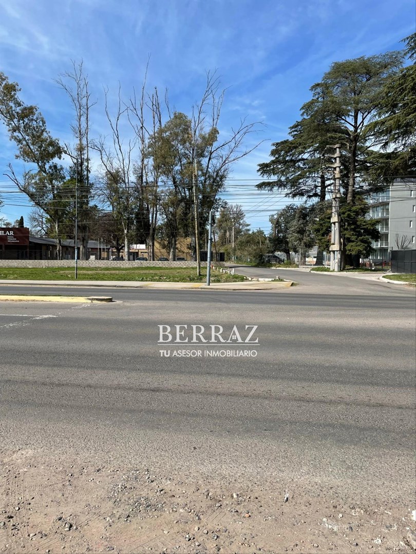Lote venta de 1075 m2 sobre Ruta 8 km a la altura del km 52 de Pilar