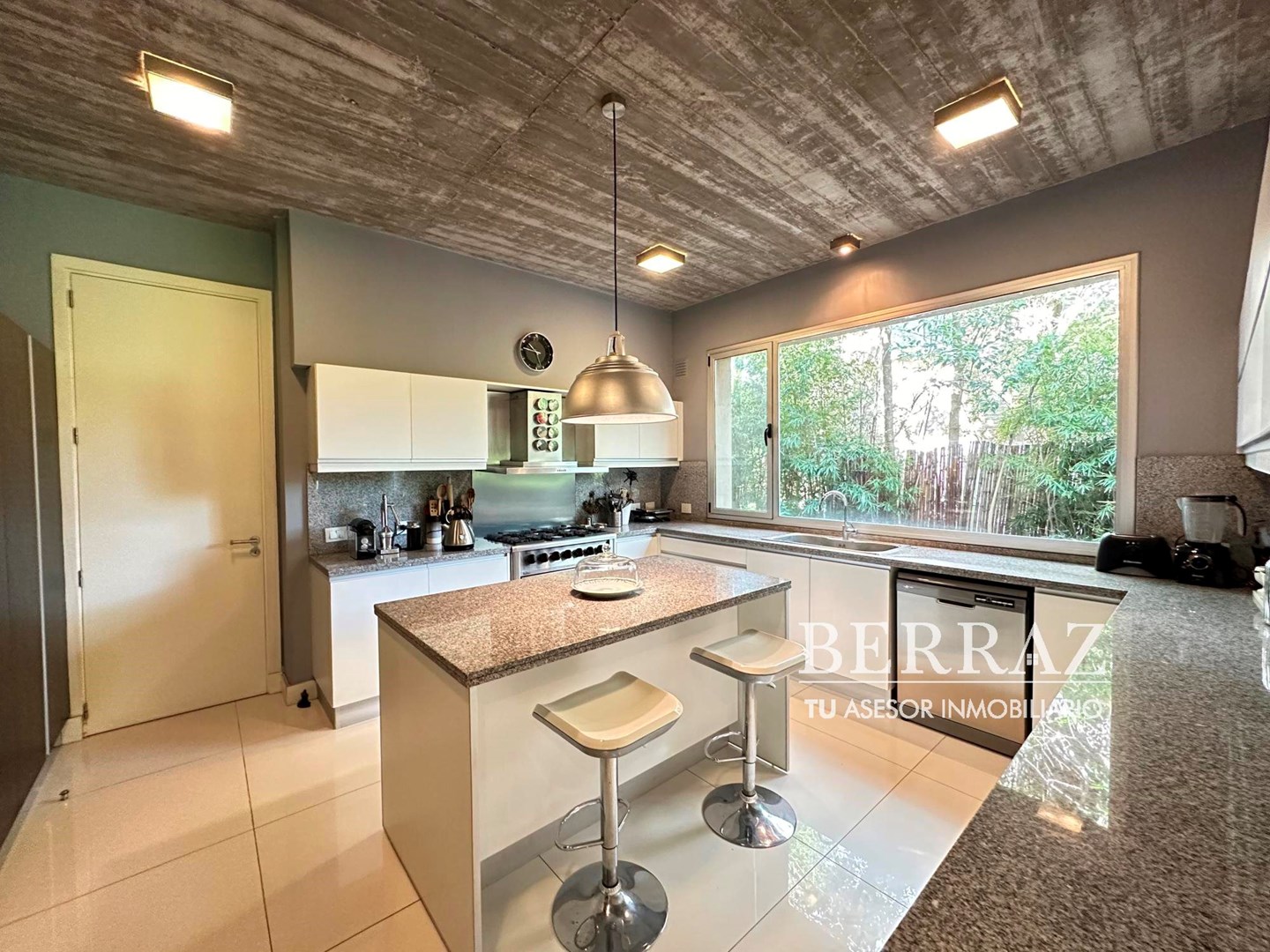 Casa venta 6 ambientes en Tortugas CC Pilar lote de 1094 m2