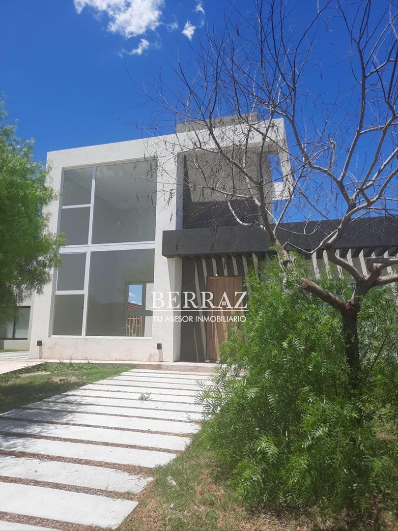 Casa 4 ambientes venta en Santa Elena Pilar del Este lote de 520 m2