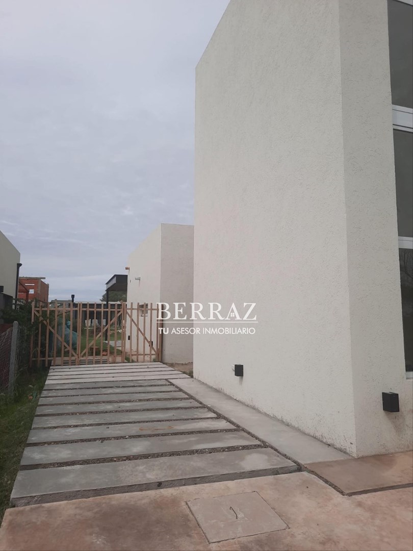 Casa 4 ambientes venta en Santa Elena Pilar del Este lote de 520 m2