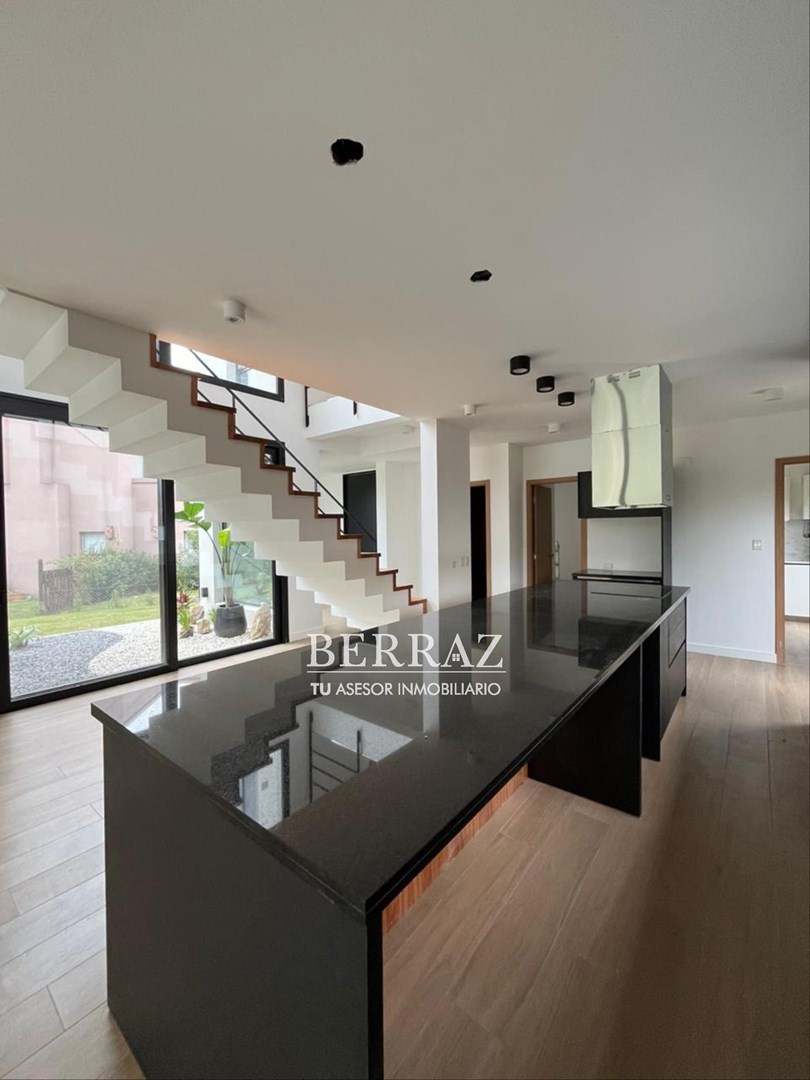 Casa venta 5 ambientes en Ayres Plaza Pilar lote de 923 m2