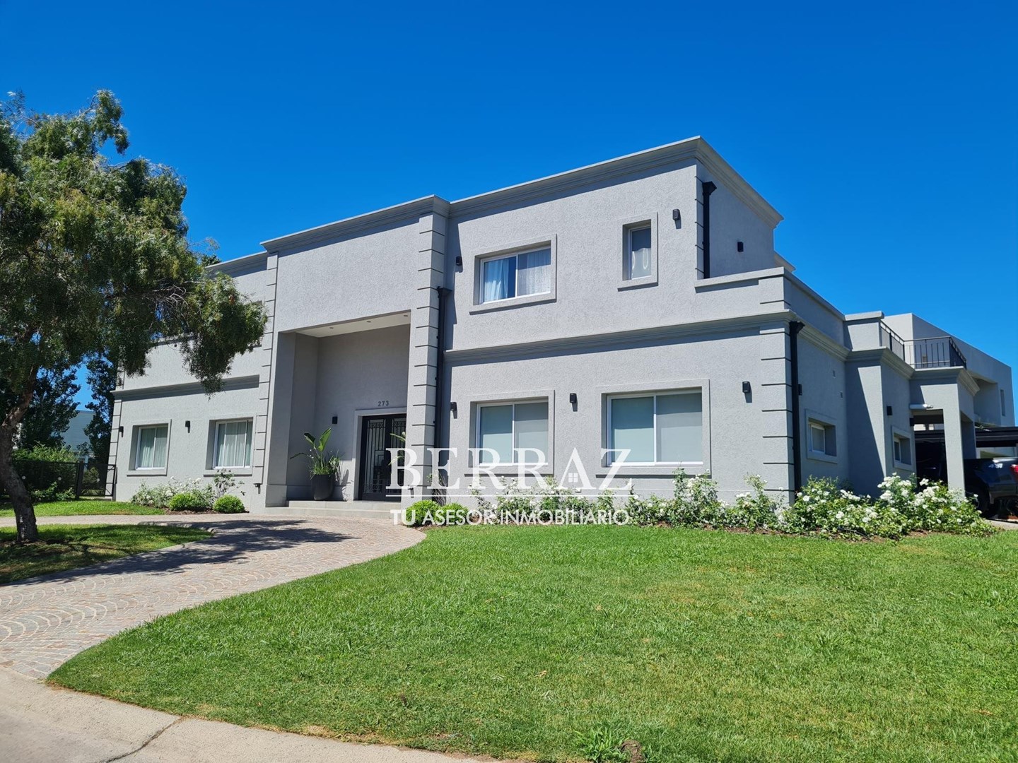 Casa venta 7 ambientes en Santa Guadalupe Pilar del Este 638 m2