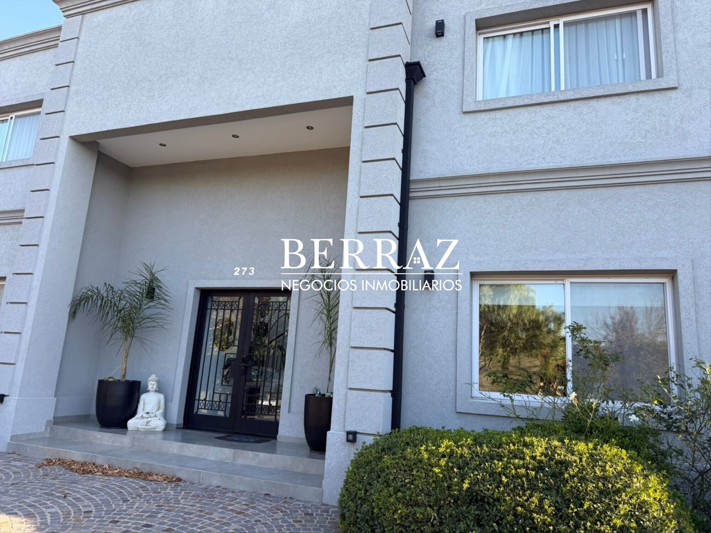 Casa venta 7 ambientes en Santa Guadalupe Pilar del Este 638 m2