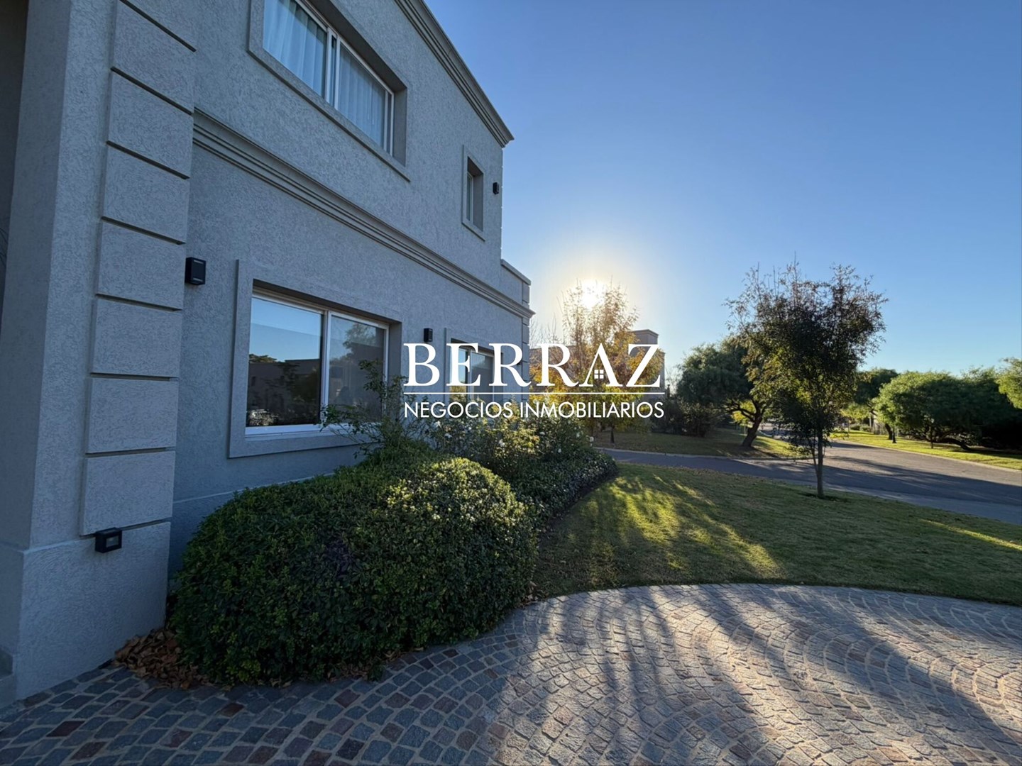 Casa venta 7 ambientes en Santa Guadalupe Pilar del Este 638 m2
