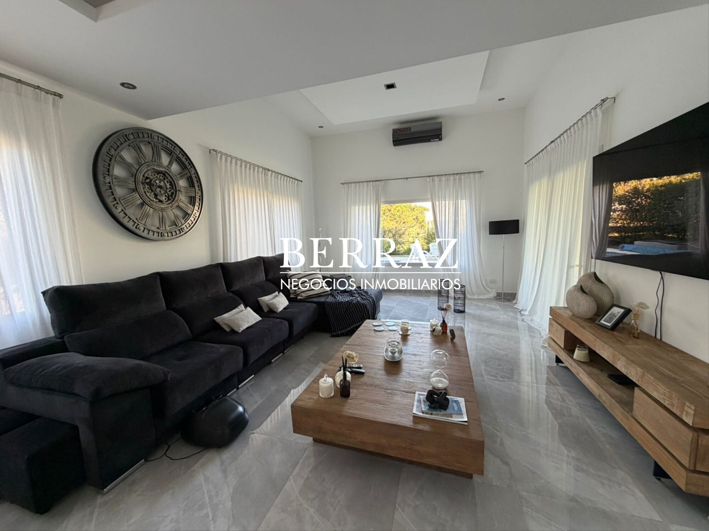 Casa venta 7 ambientes en Santa Guadalupe Pilar del Este 638 m2