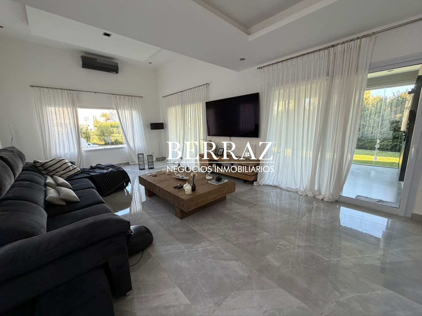 Casa venta 7 ambientes en Santa Guadalupe Pilar del Este 638 m2