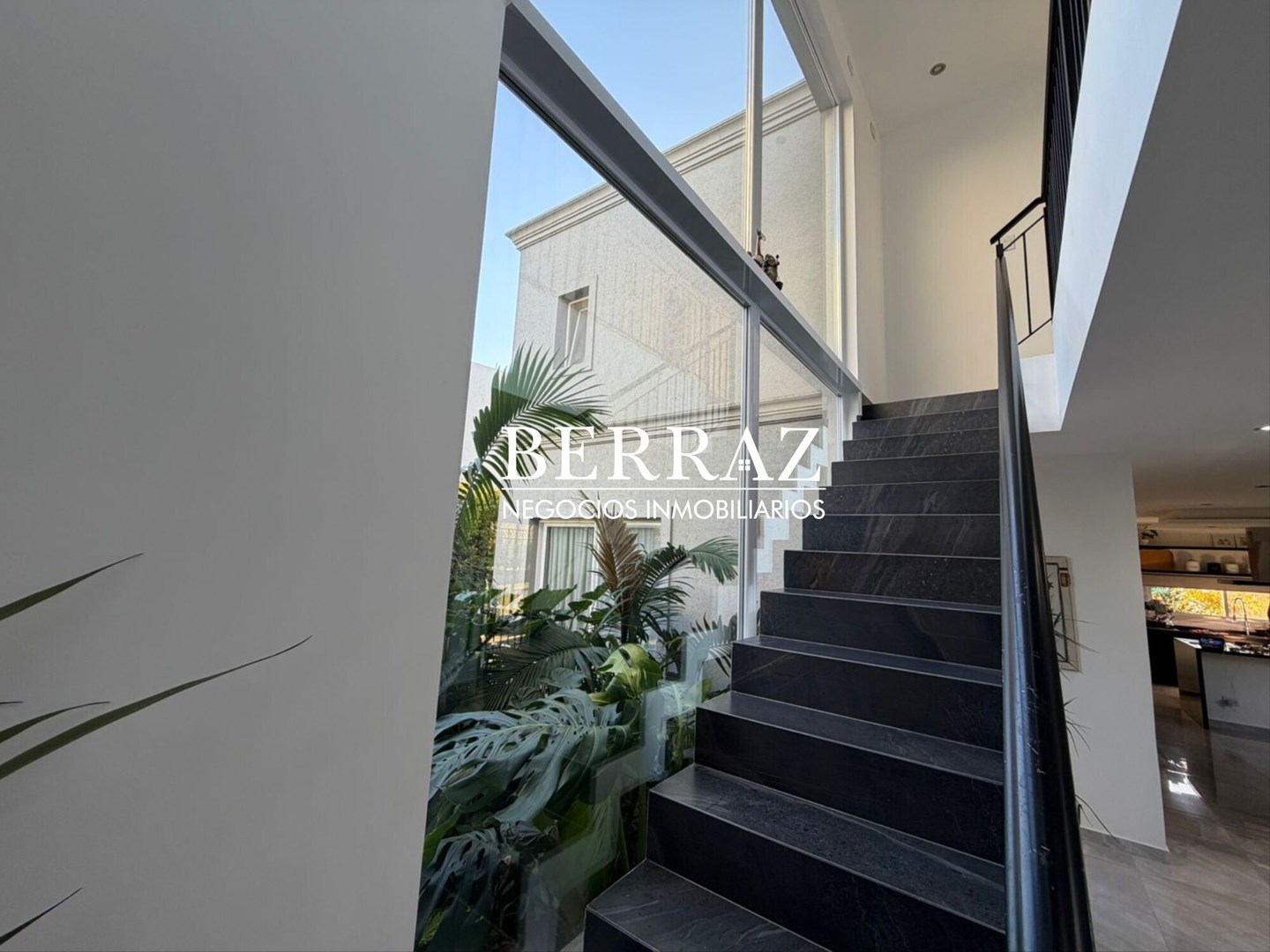 Casa venta 7 ambientes en Santa Guadalupe Pilar del Este 638 m2