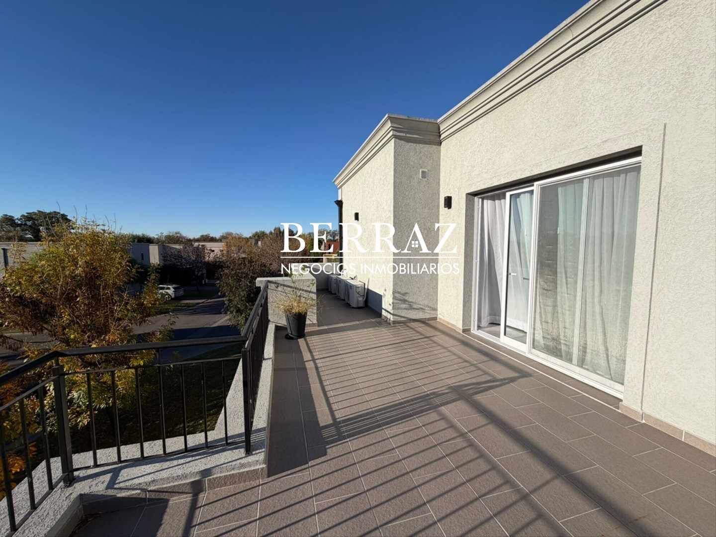 Casa venta 7 ambientes en Santa Guadalupe Pilar del Este 638 m2