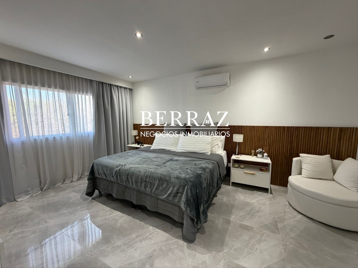 Casa venta 7 ambientes en Santa Guadalupe Pilar del Este 638 m2