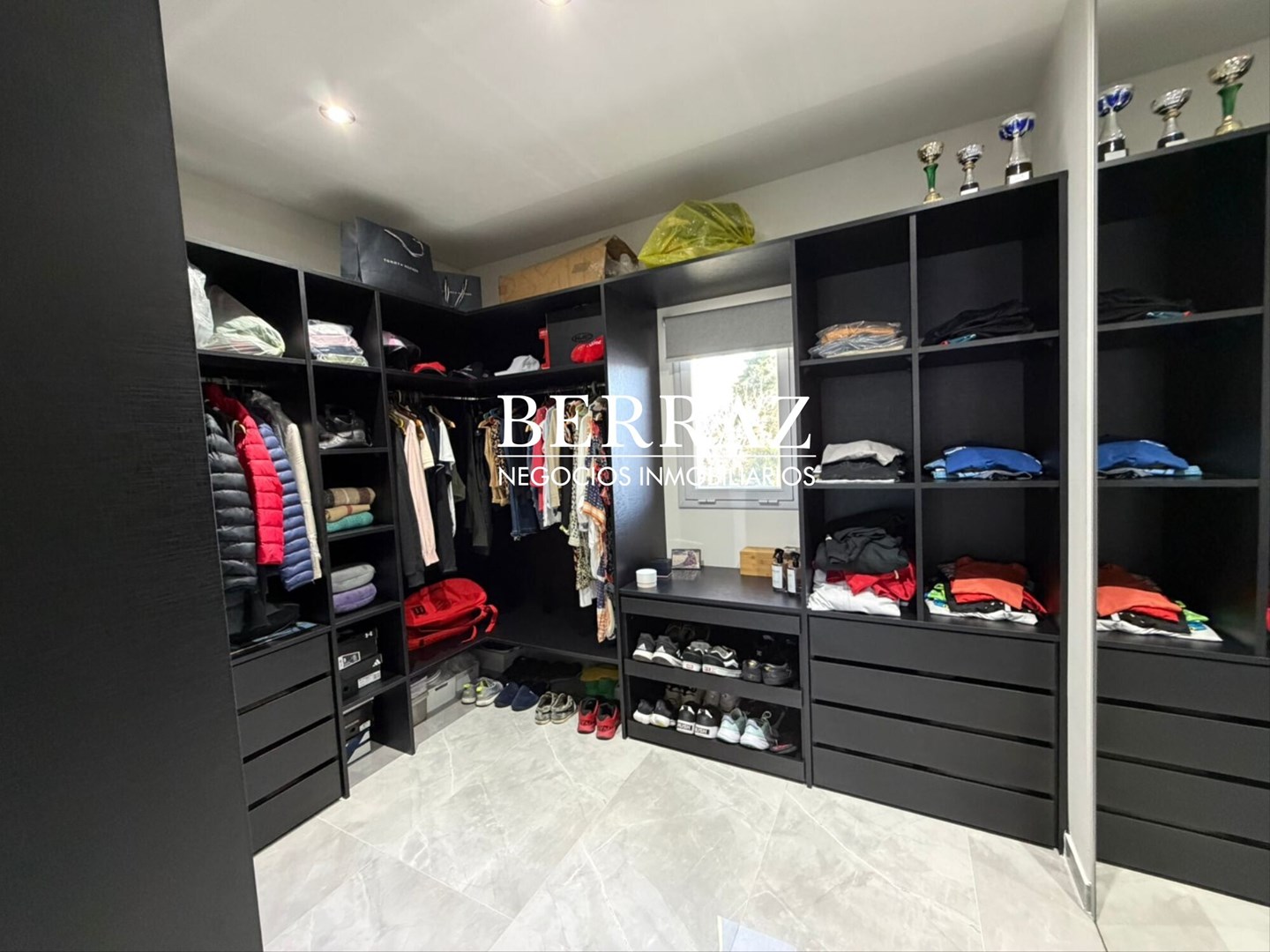 Casa venta 7 ambientes en Santa Guadalupe Pilar del Este 638 m2