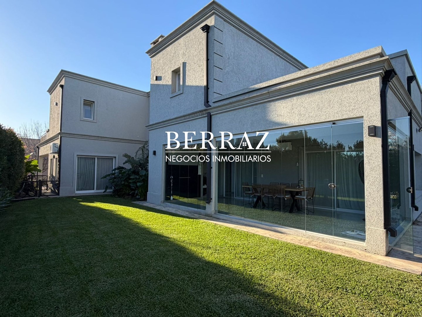 Casa venta 7 ambientes en Santa Guadalupe Pilar del Este 638 m2