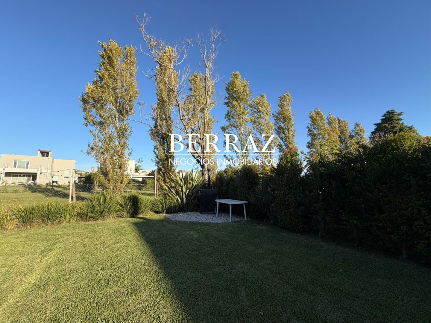Casa venta 7 ambientes en Santa Guadalupe Pilar del Este 638 m2