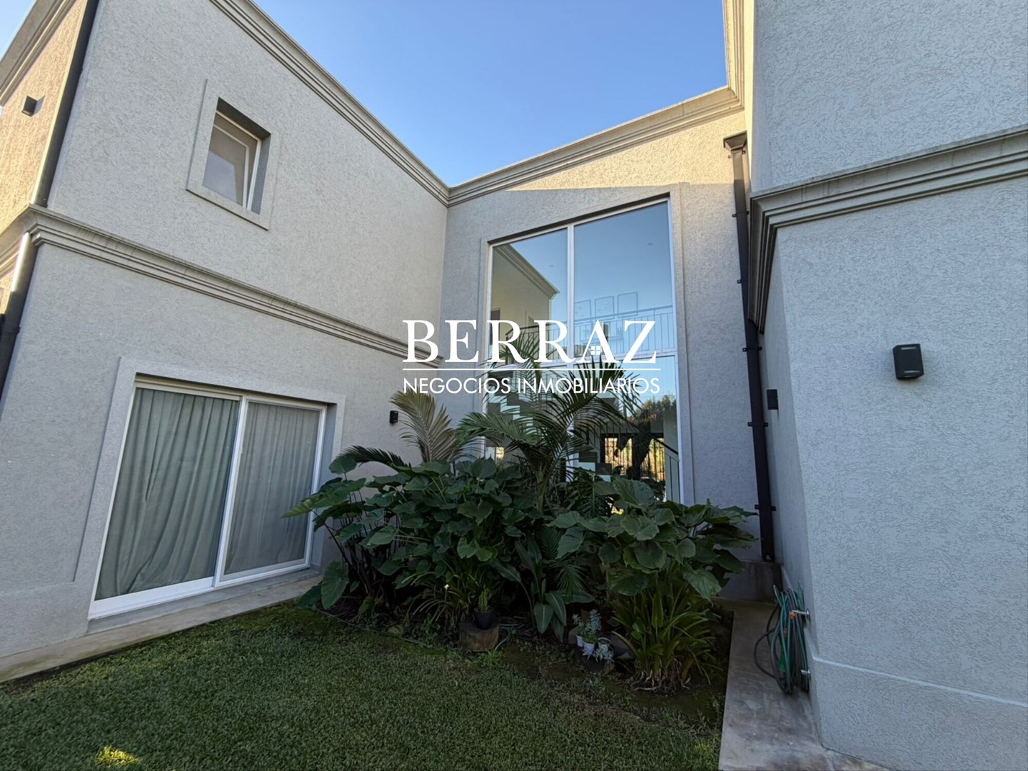Casa venta 7 ambientes en Santa Guadalupe Pilar del Este 638 m2
