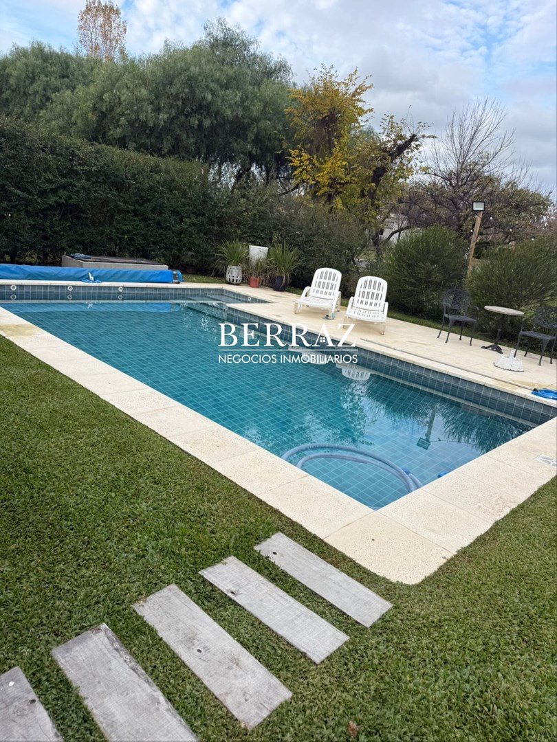 Casa venta 7 ambientes en Santa Guadalupe Pilar del Este 638 m2