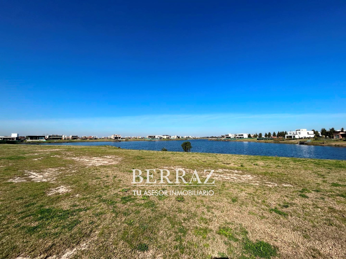 OPORTUNIDAD! Lote venta de 782 m2 al agua en El Naudir Escobar
