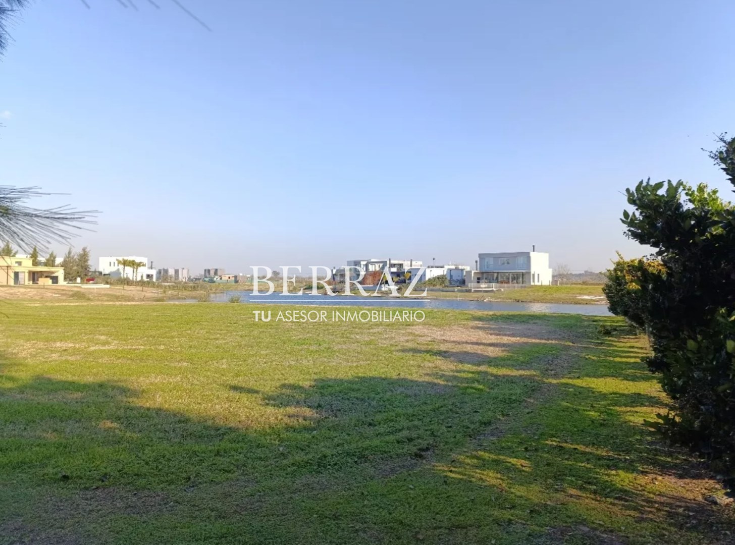 OPORTUNIDAD! Lote venta de 782 m2 al agua en El Naudir Escobar